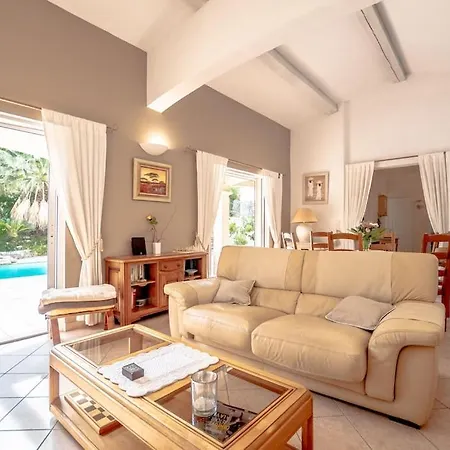 Villa For 9 People 15 Mins Walk From The Beaches And The Center Of Ste Maxime Sainte-Maxime