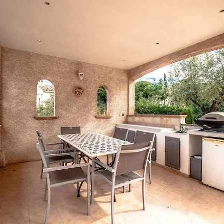 For 9 People 15 Mins Walk From The Beaches And The Center Of Ste Maxime *